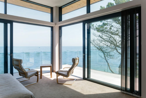 visoglide-plus-door-on-balcony-overlooking-ocean